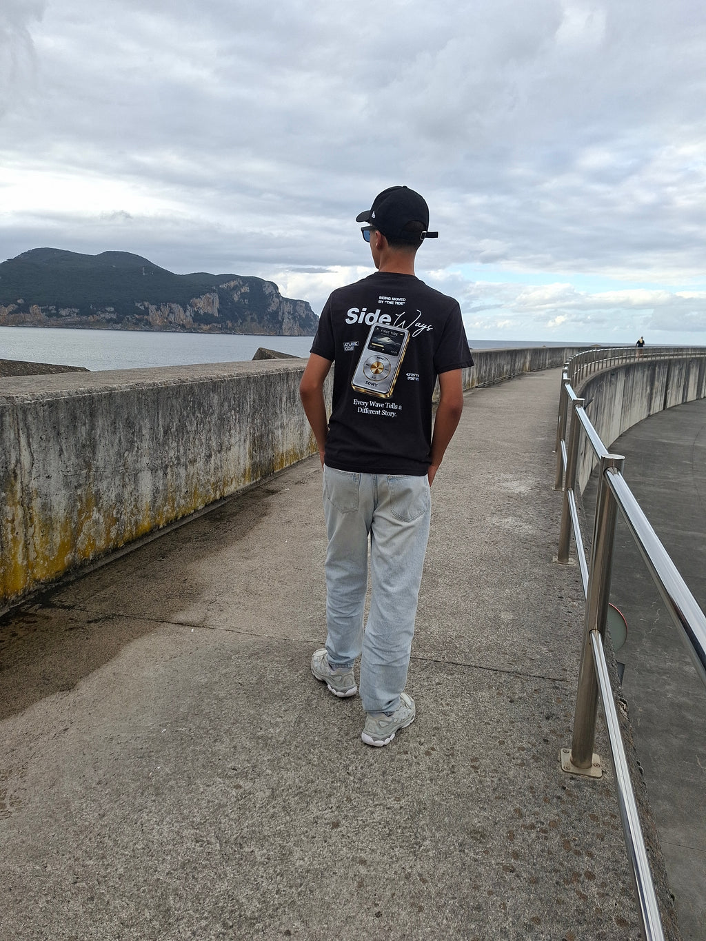 "The 2000s" | Camiseta Negra Unisex